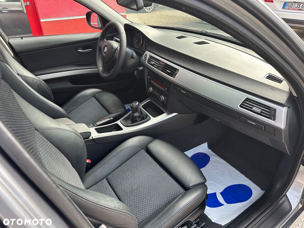 BMW Seria 3 320i Edition Exclusive - 17