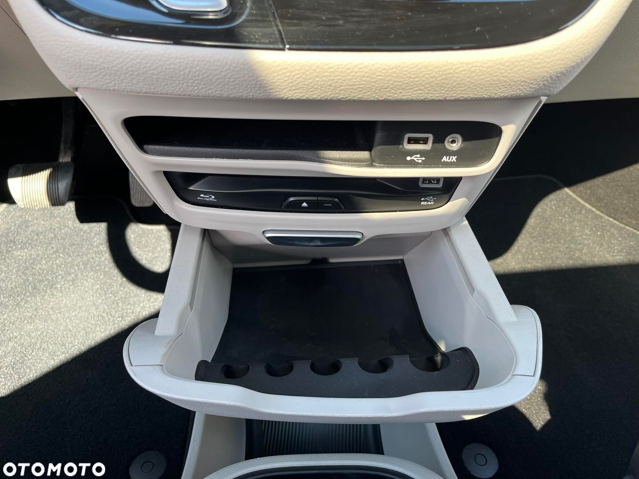 Chrysler Pacifica - 16