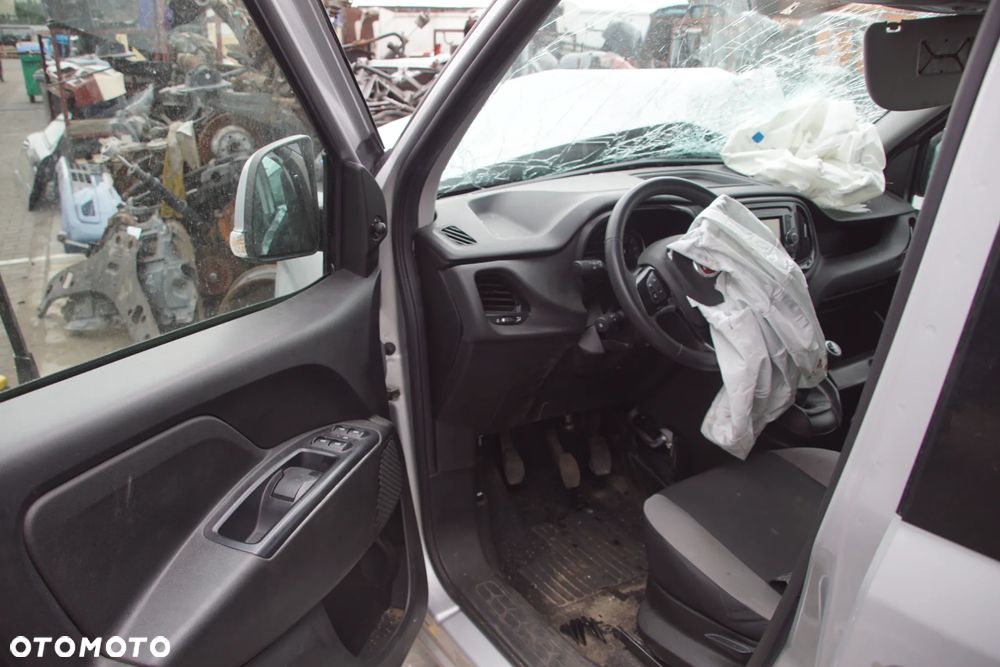 Auto na części - Fiat Doblo II Maxi Lift 1.6 MultiJet 120 KM 940C1000 C635 612A 2019R Silnik Skrzynia Drzwi Błotnik Zderzak Lampa Lusterko Klamka Szyba Deska Kokpit Sterownik Moduł Czujnik Licznik Wyświetlacz Panel Kierownica - 8