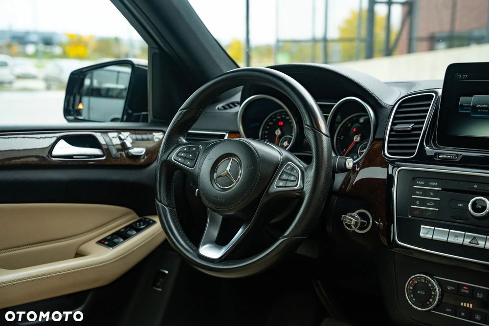 Mercedes-Benz GLS - 23