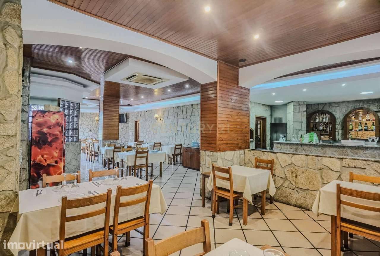 Espaço comercial  | 196ms | Box uma viatura | Duas frentes | Pedrouços - Grande imagem: 5/22