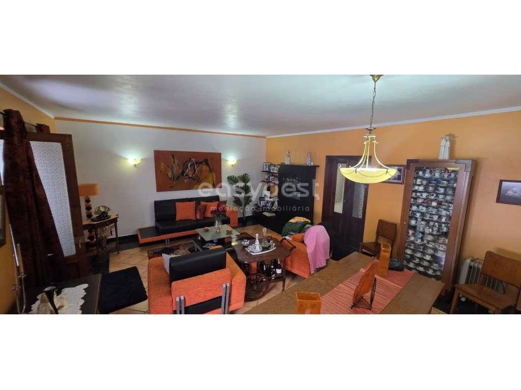 Moradia T4 com Quintal e lugar de estacionamento Terra Chã - Angra - Grande imagem: 5/36