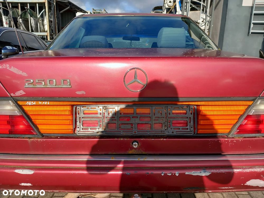MERCEDES W124 BLENDA OZDOBA KLAPY BAGAŻNIKA SEDAN - 1