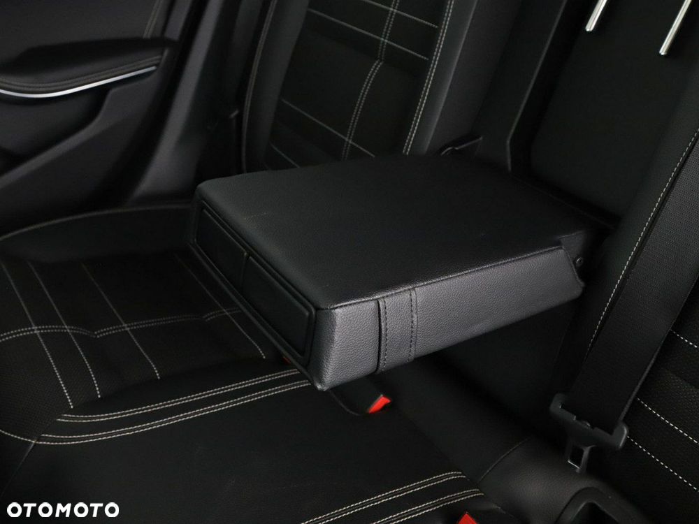 Mercedes-Benz CLA 200 7G-DCT Urban - 37