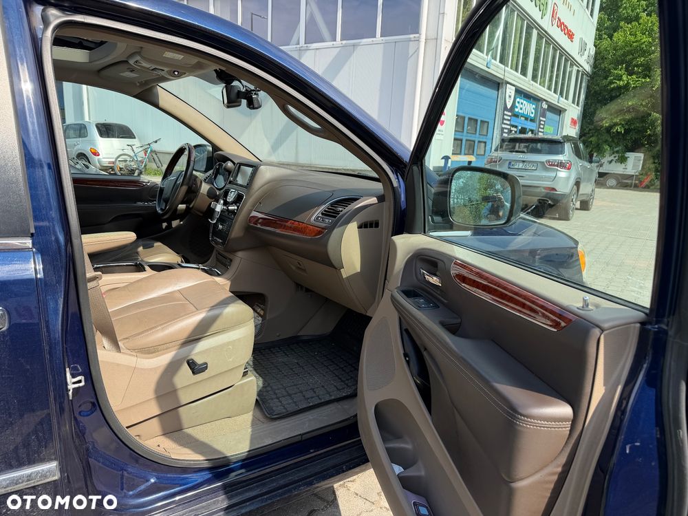 Chrysler Town & Country 3.6 Limited - 7