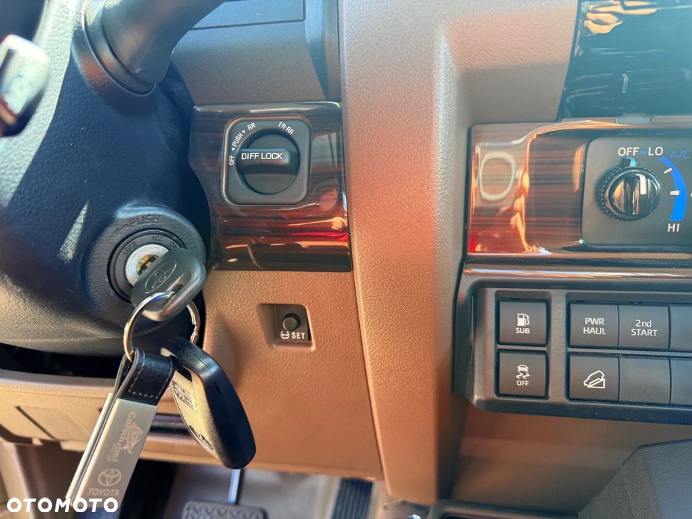 Toyota Land Cruiser - 7