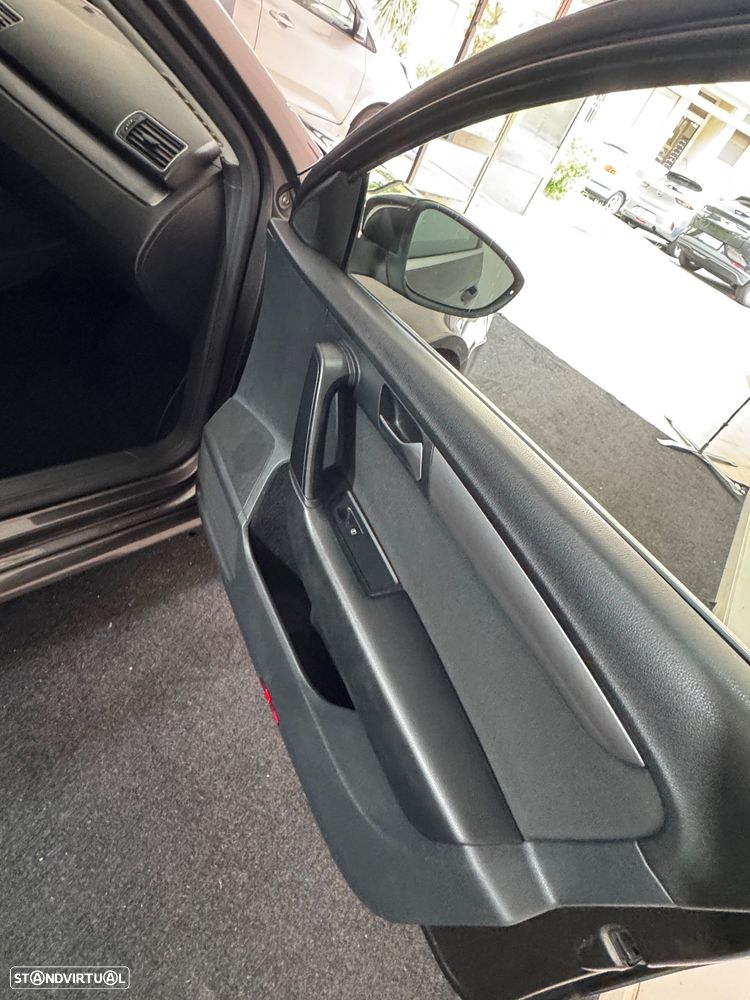VW Passat 1.6 TDI Trendline - 16