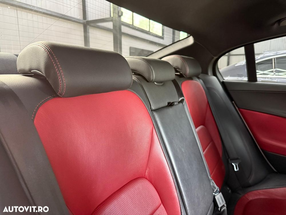 Jaguar XE 2.0 AWD R-Sport - 29