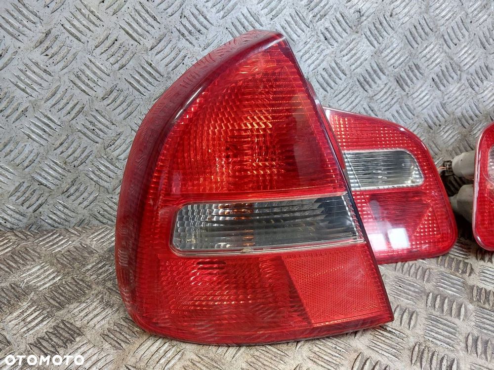 LAMPA LEWY TYŁ + PRAWY TYŁ W BŁOTNIK W KLAPĘ CARISMA I FL LIFT HB 5D HELLA - 2