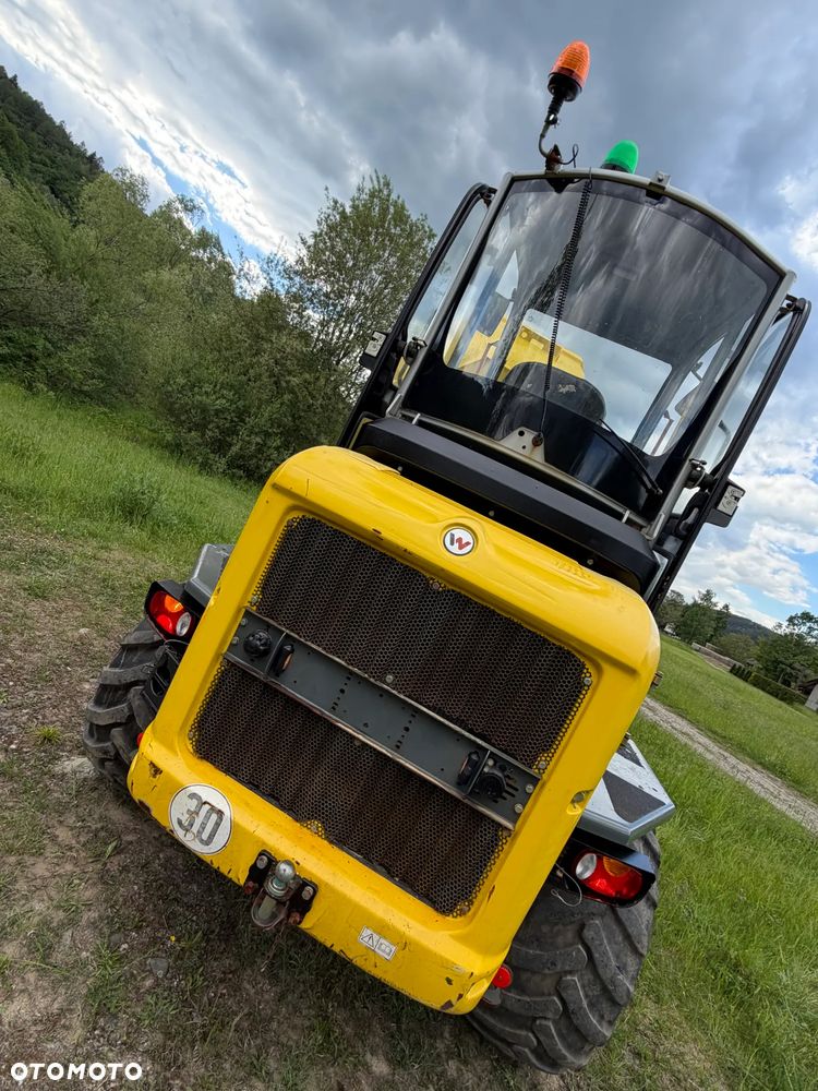 Wacker Neuson DW90 Wozidło 4x4 OBROTOWE.  9 ton ładowność z Pełną kabiną.  1799 mtg 2022 rok. Jak nowe z salonu PERKINS turbo silnik 4cylindry! Pochodzi z Norweskiego Gospodarstwa Ziemniaczanego! Pełne sterowanie dżojstik REWERS HYDROSTATIC. Ogrzewana wentylowana Kabina Opony zero zużycia. Aktualna DEKRA. Kamery wysokiej jakośći! Zero luzów i wycieków. Szybka wolna jazda. Wielka Okazja. Oświetlenie pełne Fabryczne. Hak. Podzespoły dosłownie Nowe! Lokalizacja NOWY SĄCZA - 30