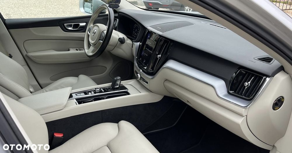 Volvo XC 60 B4 D AWD Geartronic Momentum Pro - 28