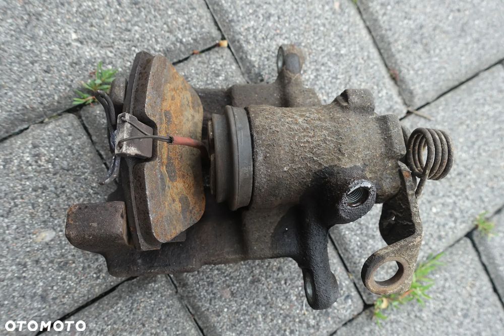 ZACISK LEWY PRAWY TYŁ JARZMO VW T4 - 3