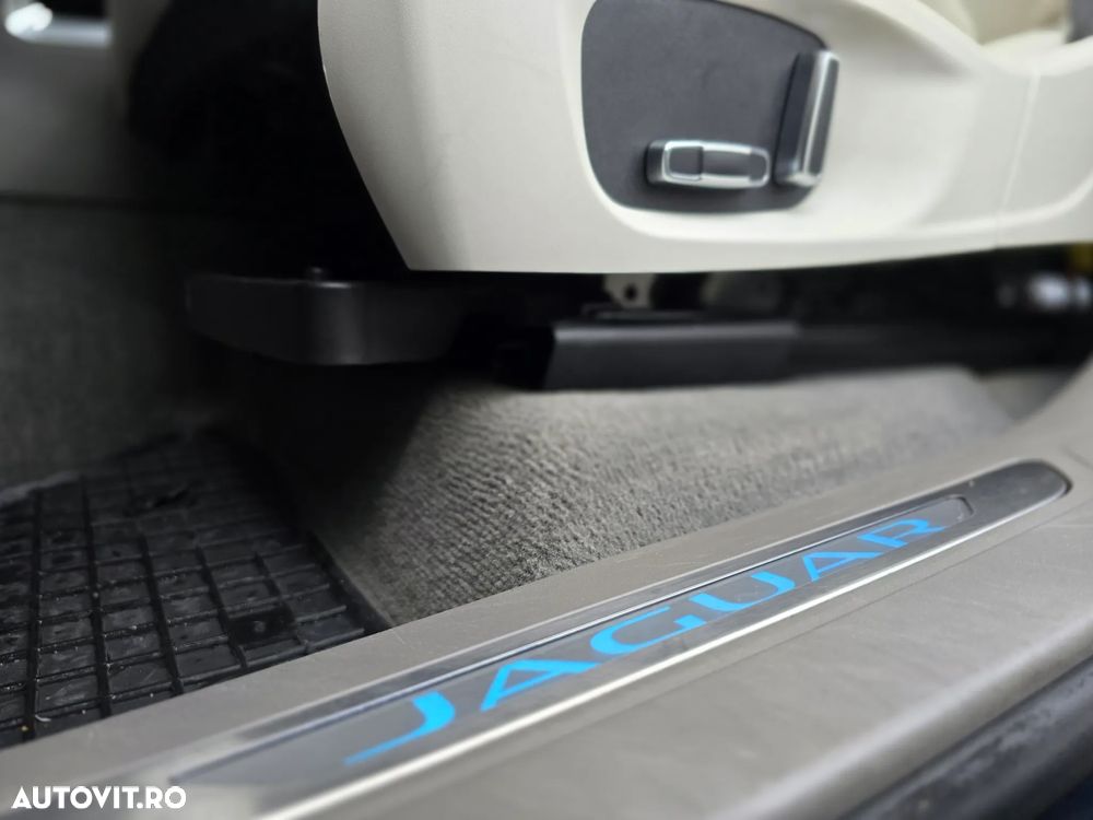 Jaguar F-Pace 30t AWD Portfolio - 24