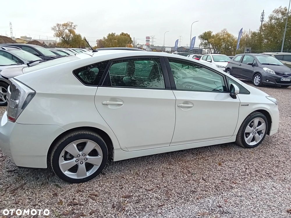 Toyota Prius (Hybrid) Life - 12