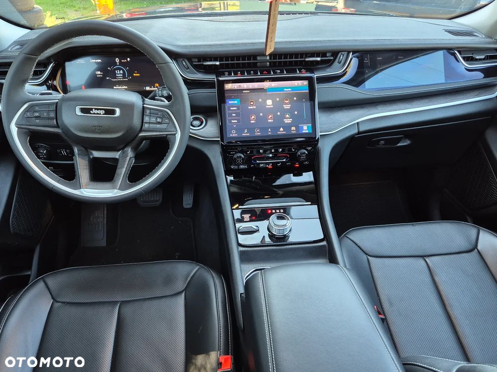 Jeep Grand Cherokee - 32
