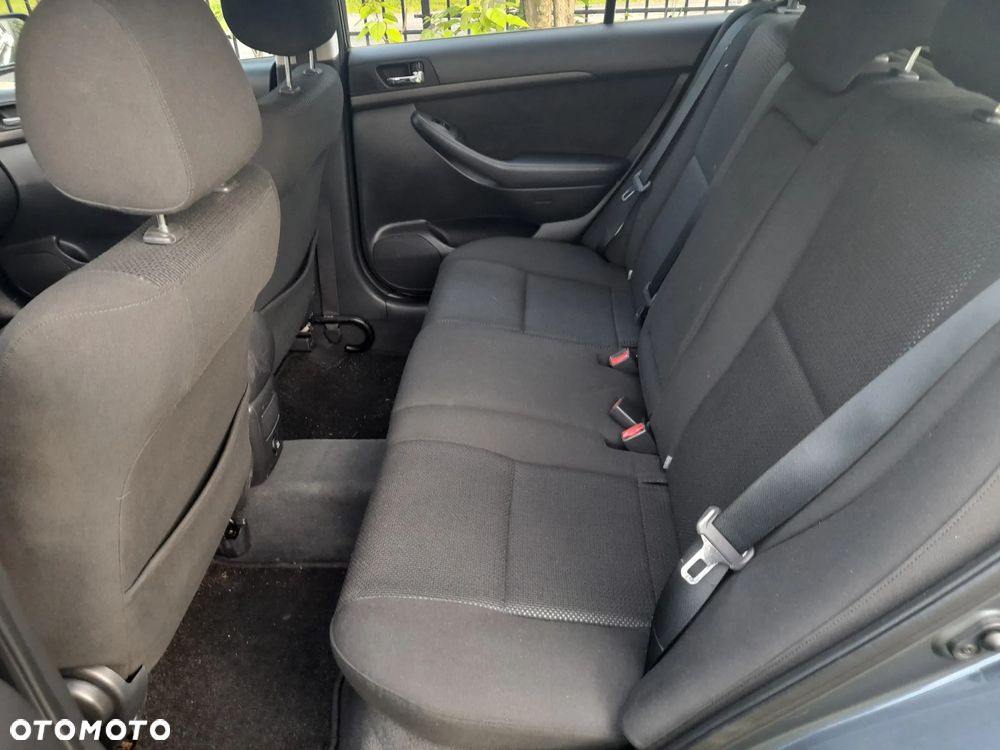 Toyota Avensis - 8