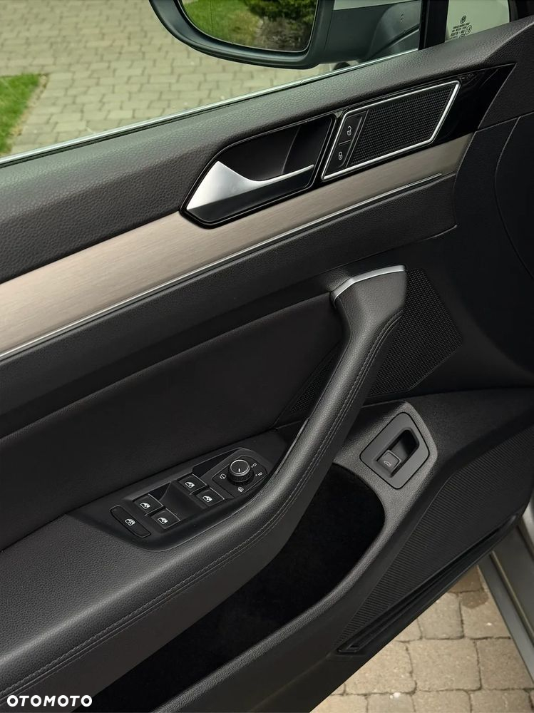 Volkswagen Passat - 12