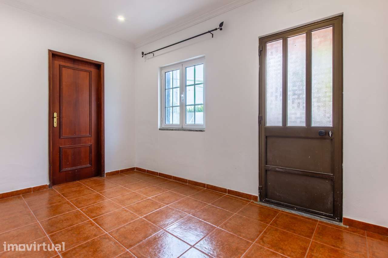 MORADIA BIFAMILIAR T2 + T2 COM GARAGEM E AMPLO ESPAÇO EXTERIOR. - Grande imagem: 4/28