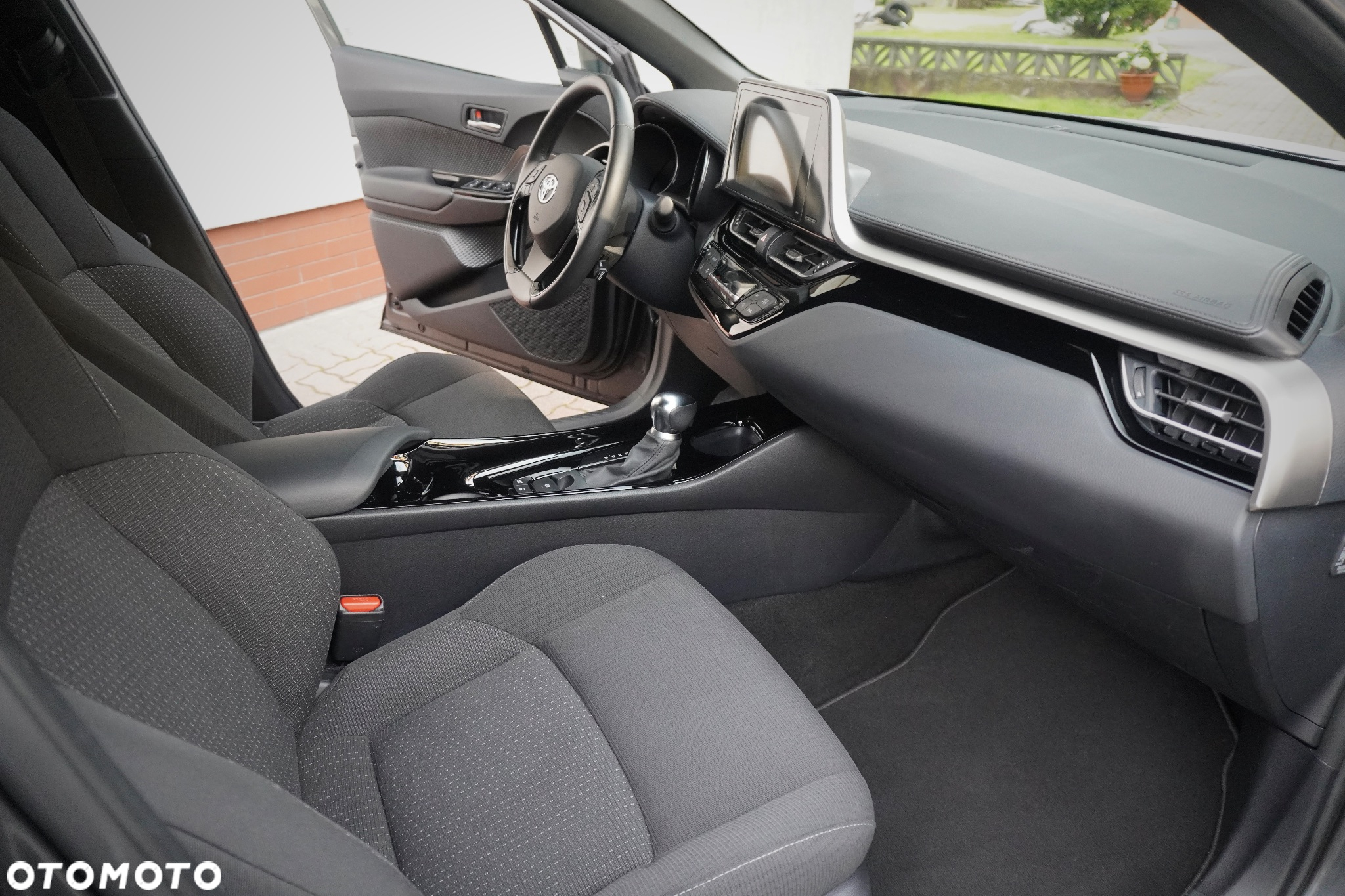 Toyota C-HR 1.8 Hybrid Team Deutschland - 6