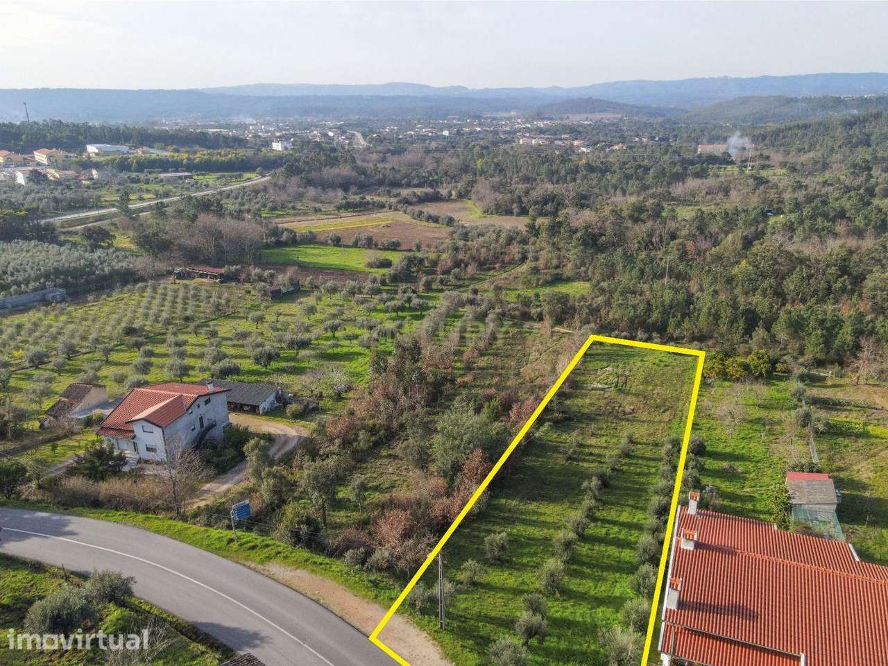 Terreno retangular de 2580m2 abrangido pelo PDM bem localizado em Vila - Grande imagem: 3/11