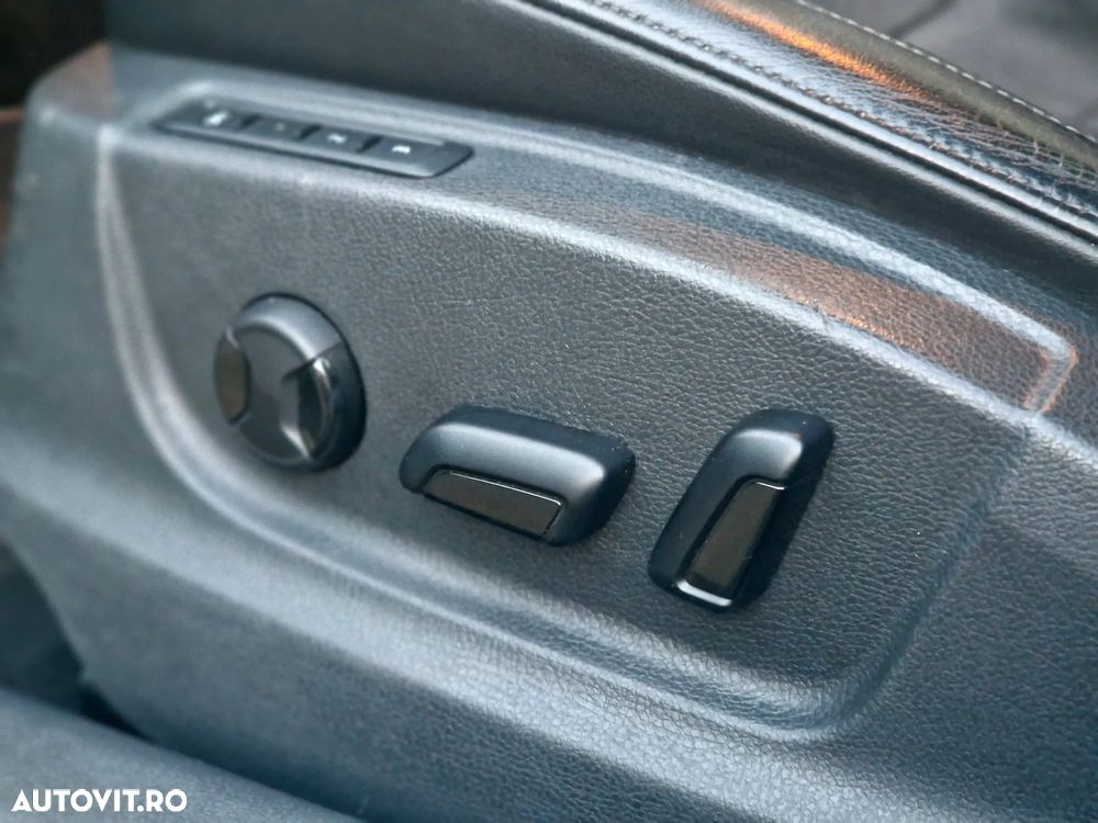 Skoda Octavia Combi 2.0 TDI 4x4 DSG Scout - 26