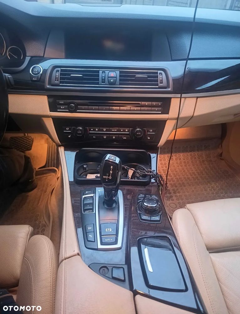 BMW Seria 5 528i xDrive - 7