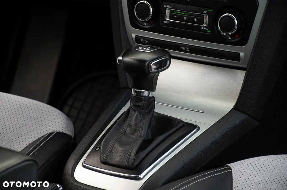 Skoda Octavia 2.0 TDI CR DPF DSG RS - 26