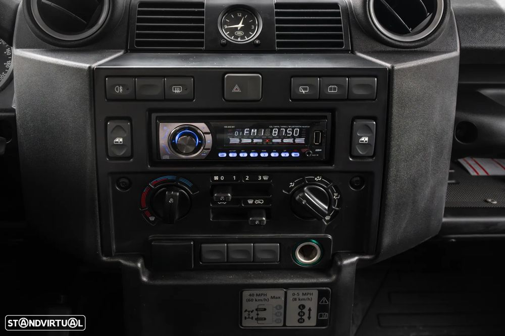 Land Rover Defender - 17