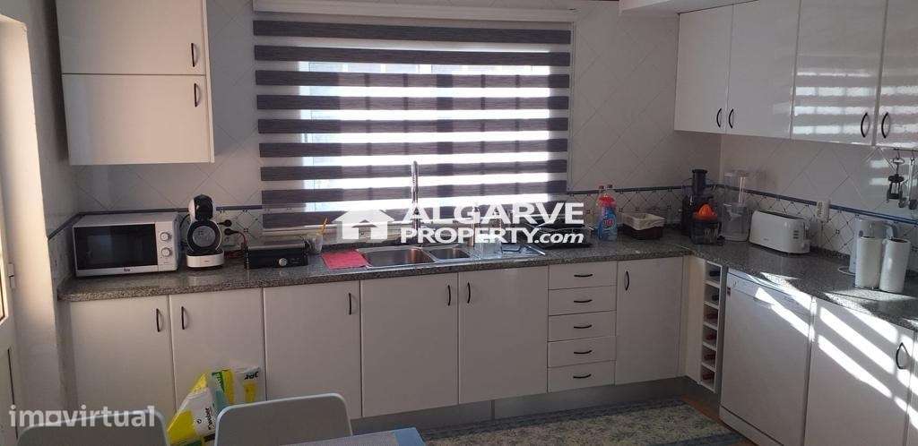 Moradia V4 localizada perto do golfe numa zona calma e residencial jun - Grande imagem: 3/24