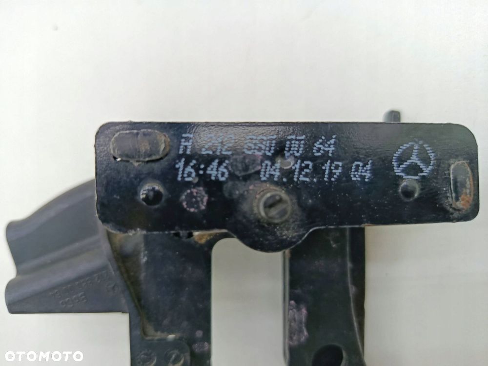 MERCEDES W212 ZAMEK MASKI A2128800064 - 2