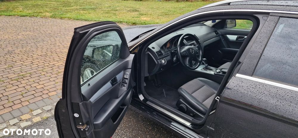 Mercedes-Benz Klasa C 180 CGI Automatik BlueEFFICIENCY Avantgarde - 25