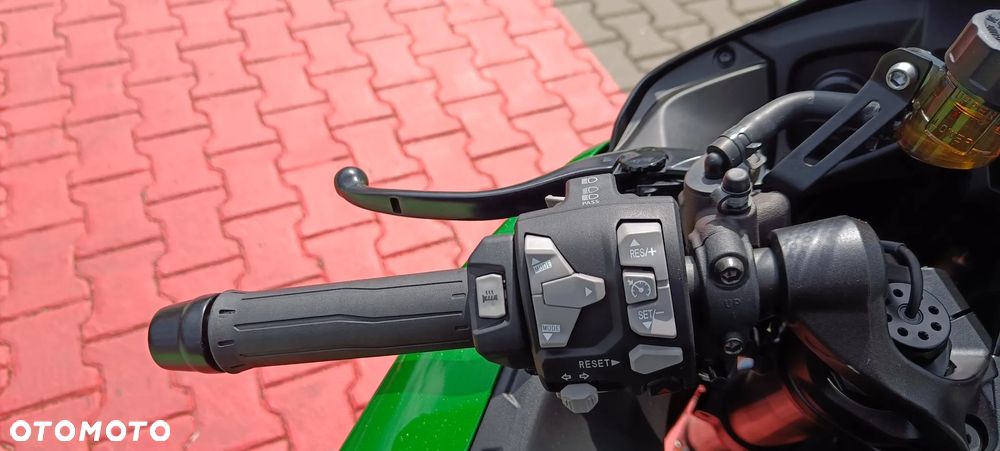 Kawasaki H2 - 10