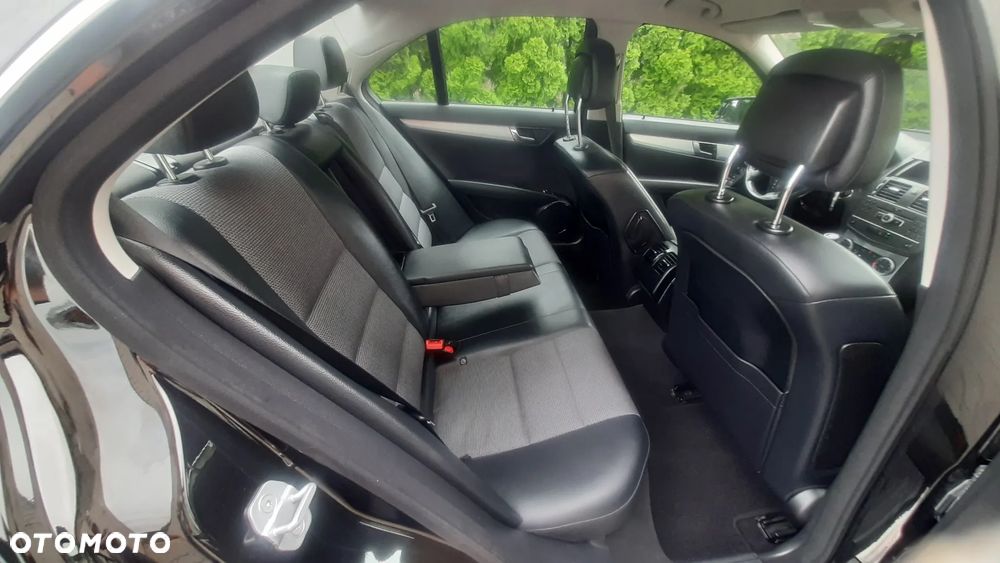 Mercedes-Benz Klasa C 180 CGI BlueEFFICIENCY Avantgarde - 32