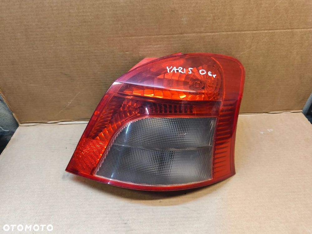 LAMPA TYŁ TYLNA PRAWA TOYOTA YARIS II - 2