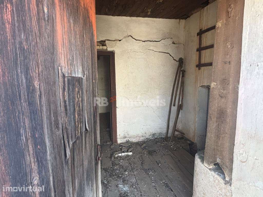 Casa térrea T3 para recuperar, com quintal e características tradic... - Grande imagem: 5/31