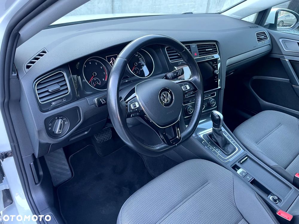 Volkswagen Golf - 22