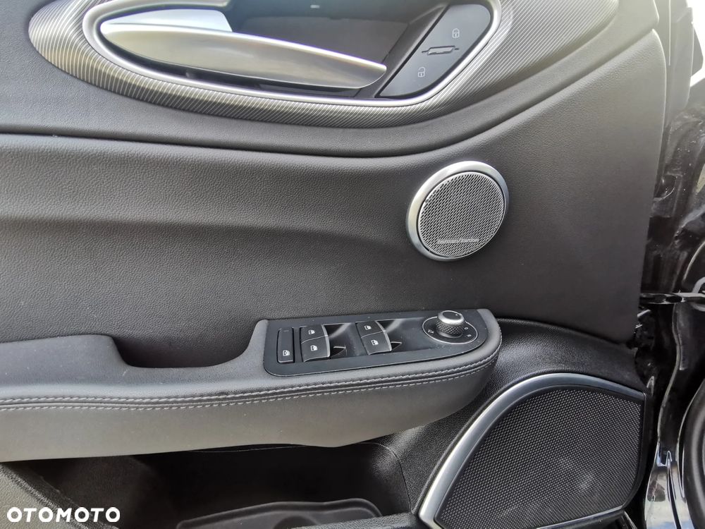 Alfa Romeo Giulia 2.0 Turbo 16V AT8-Q4 Veloce - 17