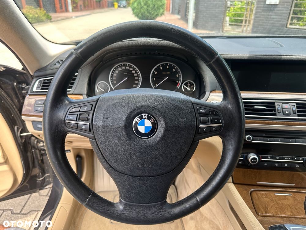 BMW Seria 7 740i - 30