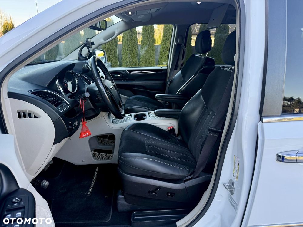 Chrysler Town & Country 3.6 Limited - 17