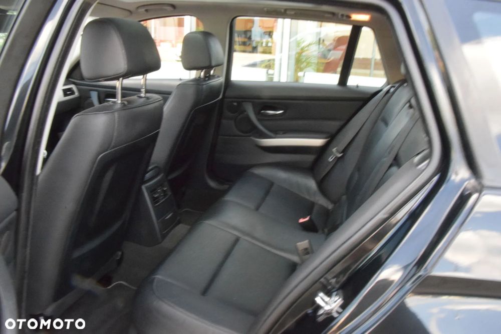 BMW Seria 3 320d xDrive DPF - 25