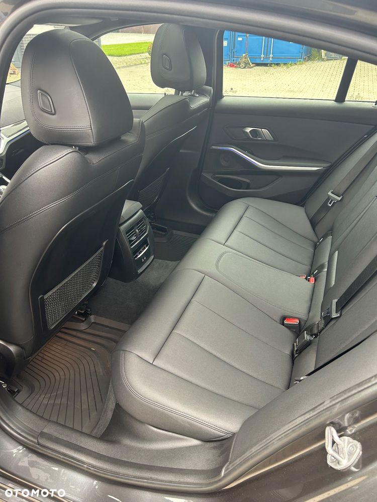 BMW Seria 3 330i - 16