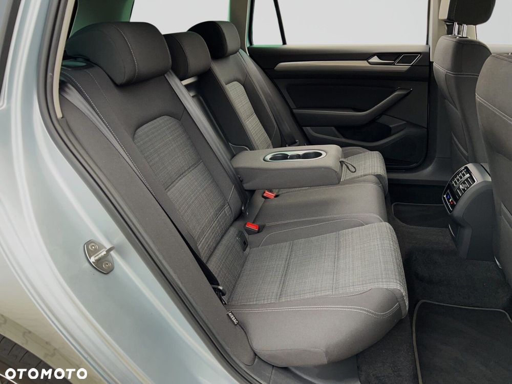 Volkswagen Passat - 12