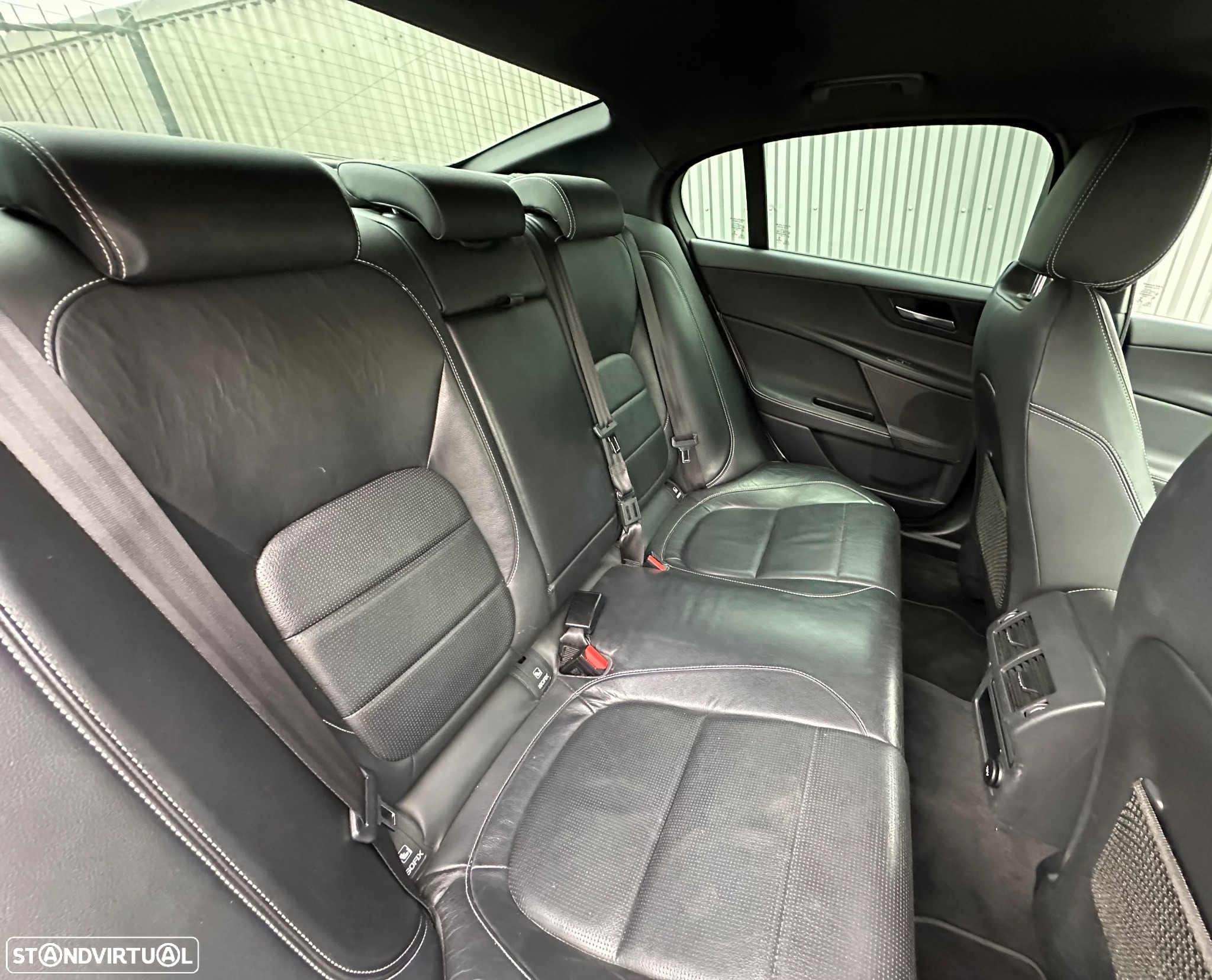 Jaguar XE 2.0 D R-Sport AWD Aut. - 40