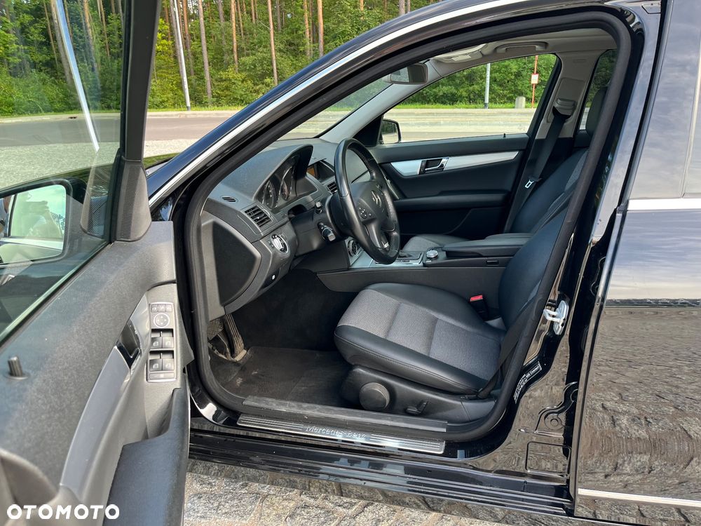 Mercedes-Benz Klasa C 180 CGI Automatik BlueEFFICIENCY Avantgarde - 18