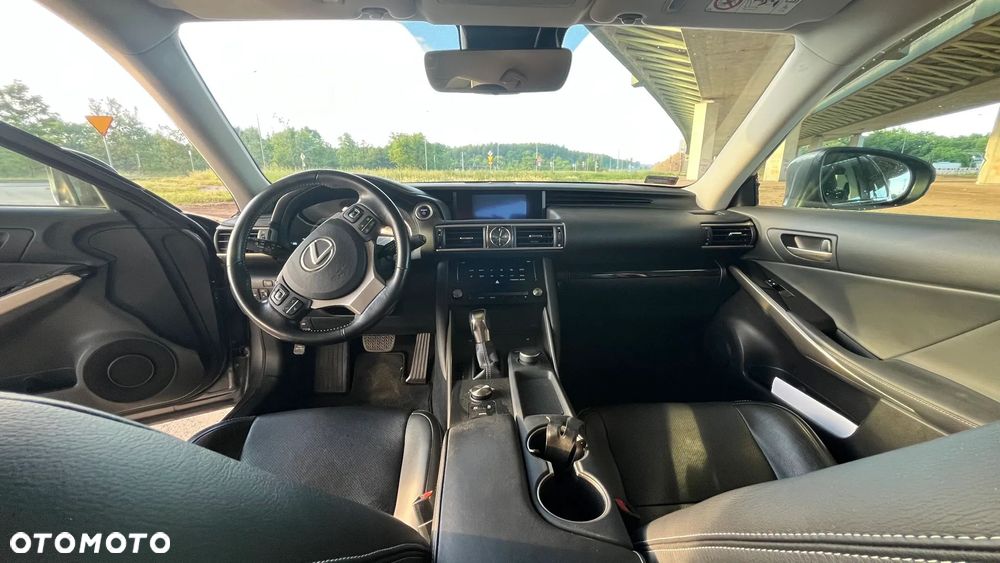 Lexus IS 300h Elegance - 12