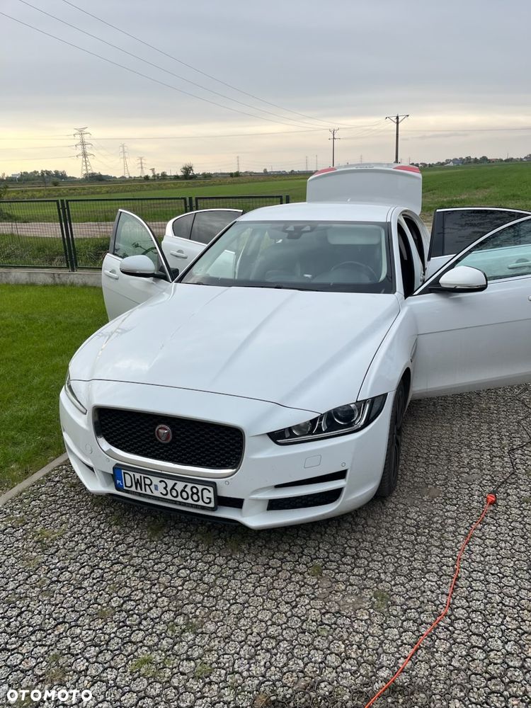 Jaguar XE 20d Prestige - 4