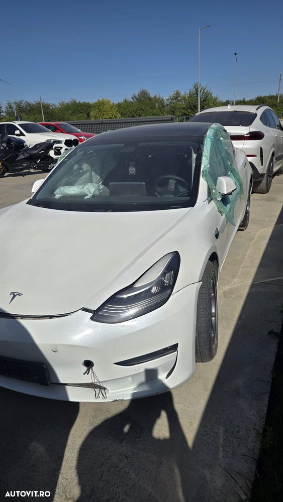 Tesla Model 3 - 1
