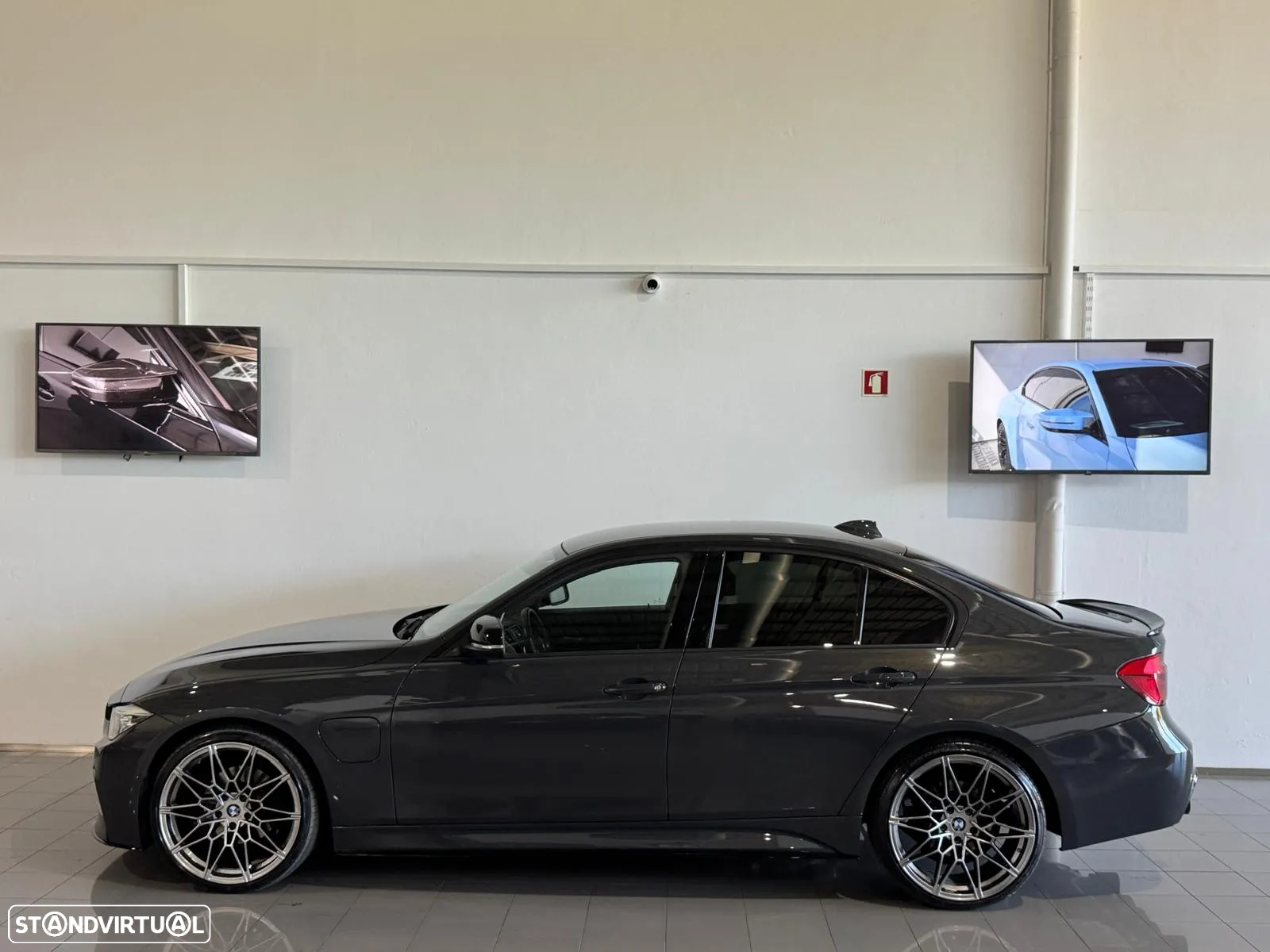 BMW 330 e iPerformance Pack M - 11