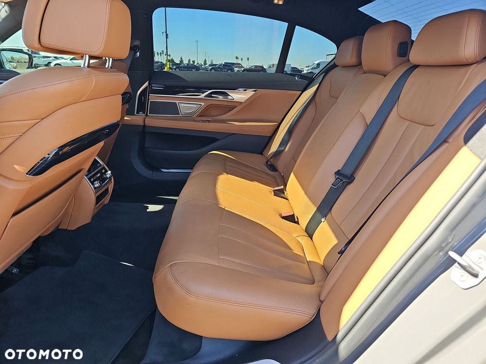 BMW Seria 7 740i sport - 11