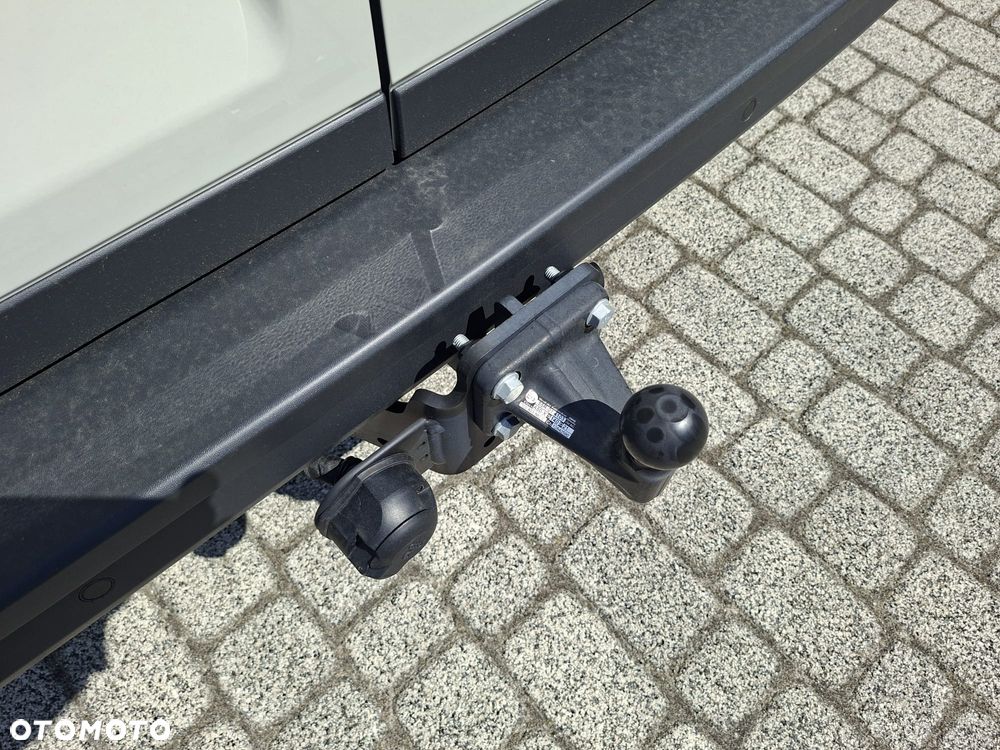 Volkswagen Crafter 35 Furgon, BRYGADÓWKA 7 osobowa, z wysokim dachem silnik: 2,0 l EURO VI SCR 140 KM / skrzynia biegów: Przedni napęd manualna 6-biegowa rozstaw osi: 4490 mm - 23